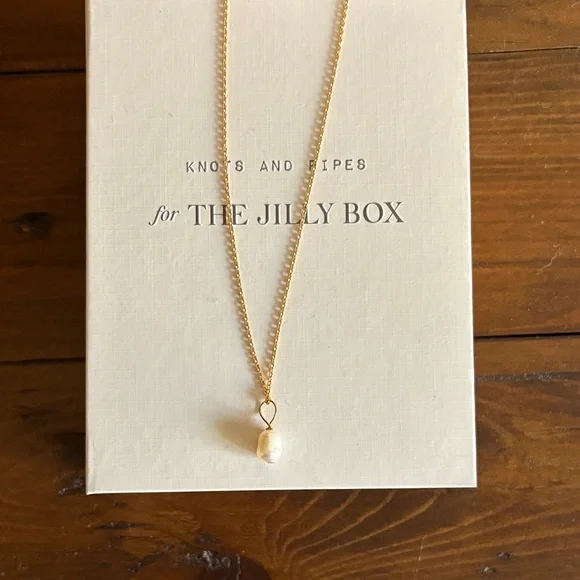 Elegant Gold Pearl Necklace - Picture 1 of 5